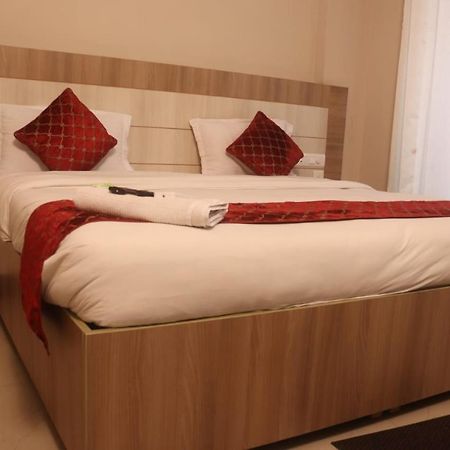 Dubey Homestay - 500 Meter From Temple Вриндавана Экстерьер фото