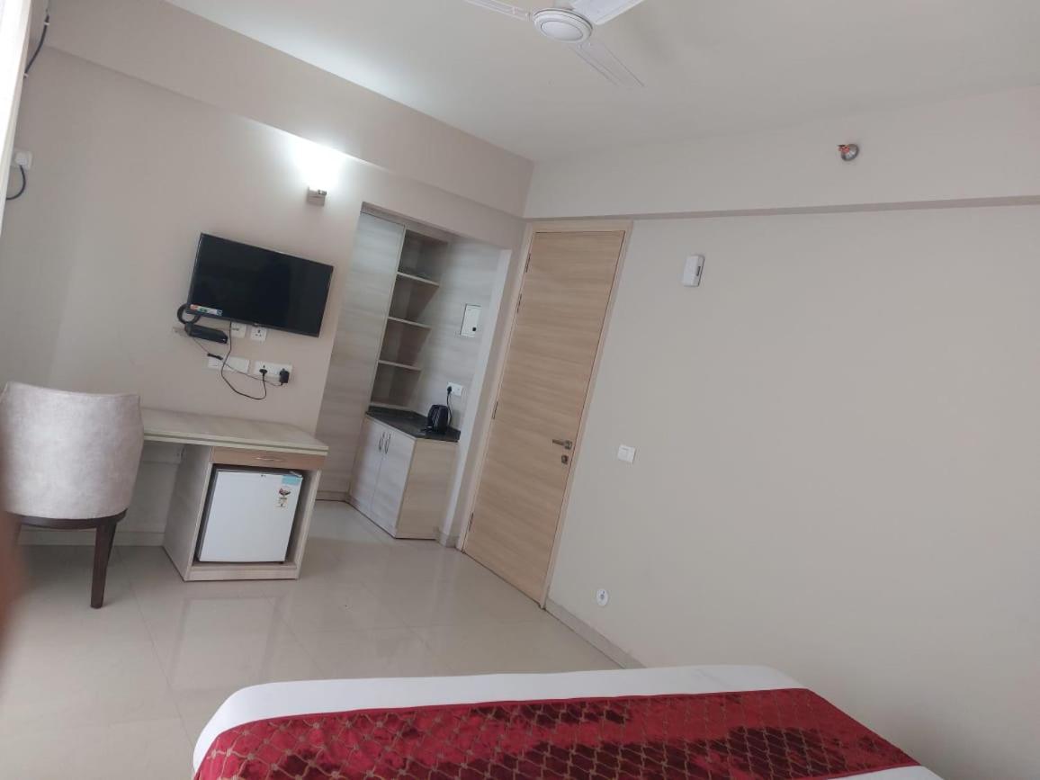 Dubey Homestay - 500 Meter From Temple Вриндавана Экстерьер фото