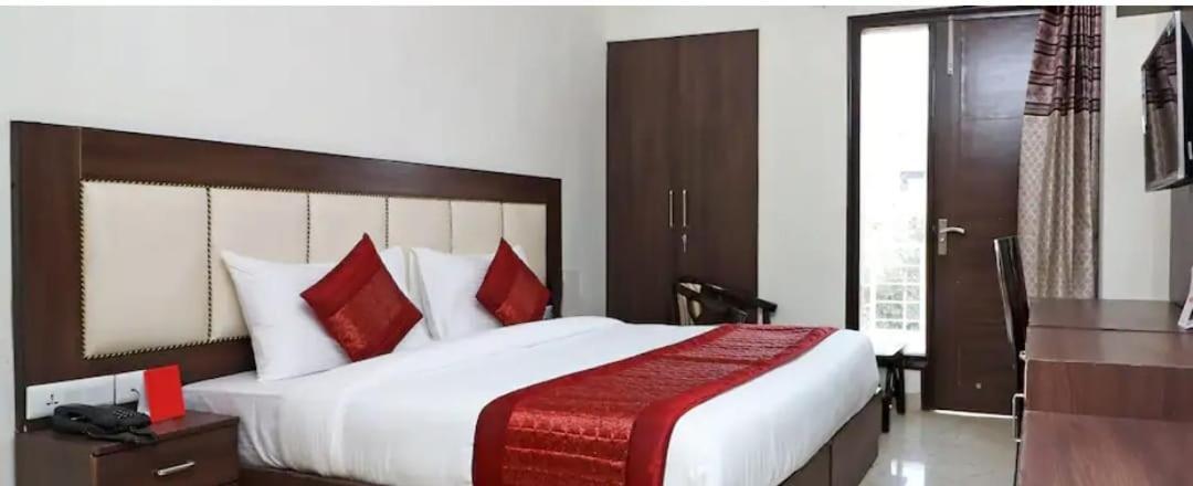 Dubey Homestay - 500 Meter From Temple Вриндавана Экстерьер фото